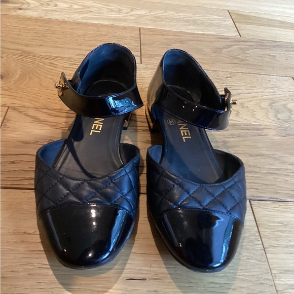 Chanel Black Patent leather turnlock gold CC flats Size US 7 EU 37 - Picture 2 of 16